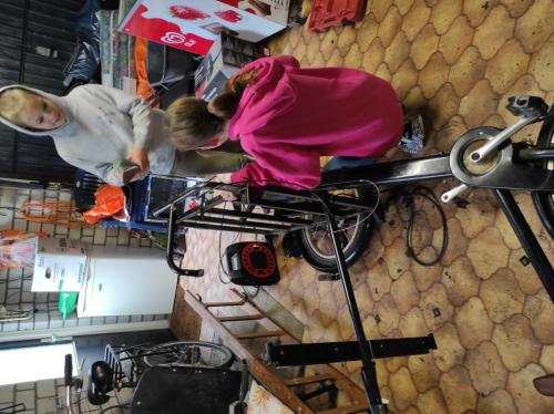 Britt druk met demonteren van de oude bakfiets