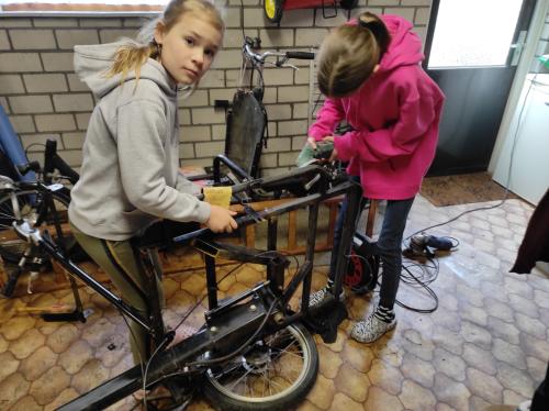 Britt en Jill hard aan het werk