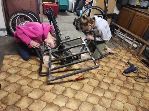 Samen de oude fiets slopen.