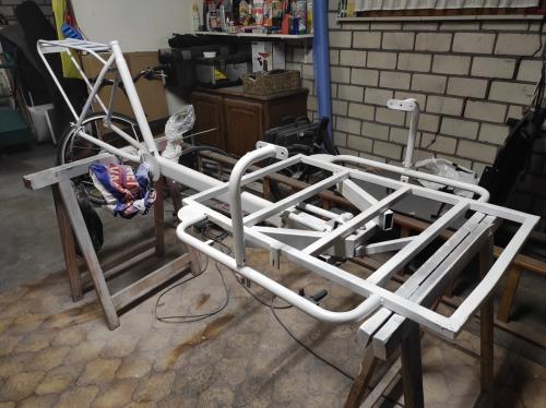 Frame van de fiets in de grondverf.