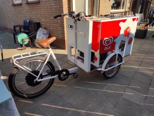 Even de achterkant passen op de ijsfiets.