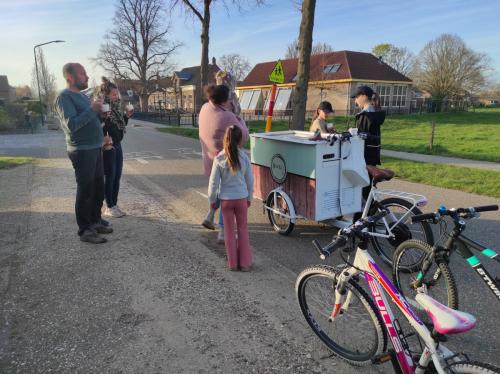 Eerste avond testen, ijs uitdelen in Sint Agatha bij bekenden.