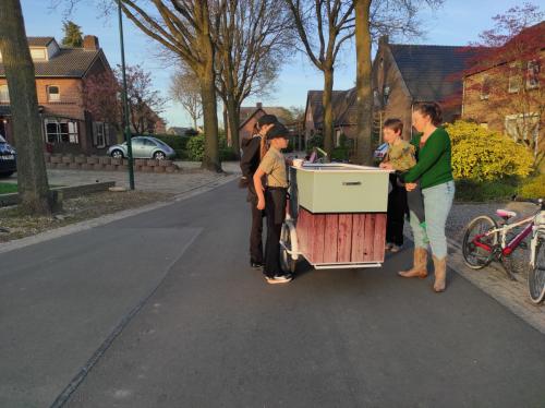 Eerste avond testen, ijs uitdelen in Sint Agatha bij bekenden.